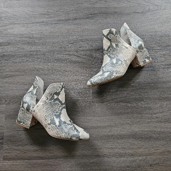 Steve Madden Tan Rockir Snakeskin Print Slip-On Booties Size 7 - Picture 1 of 9